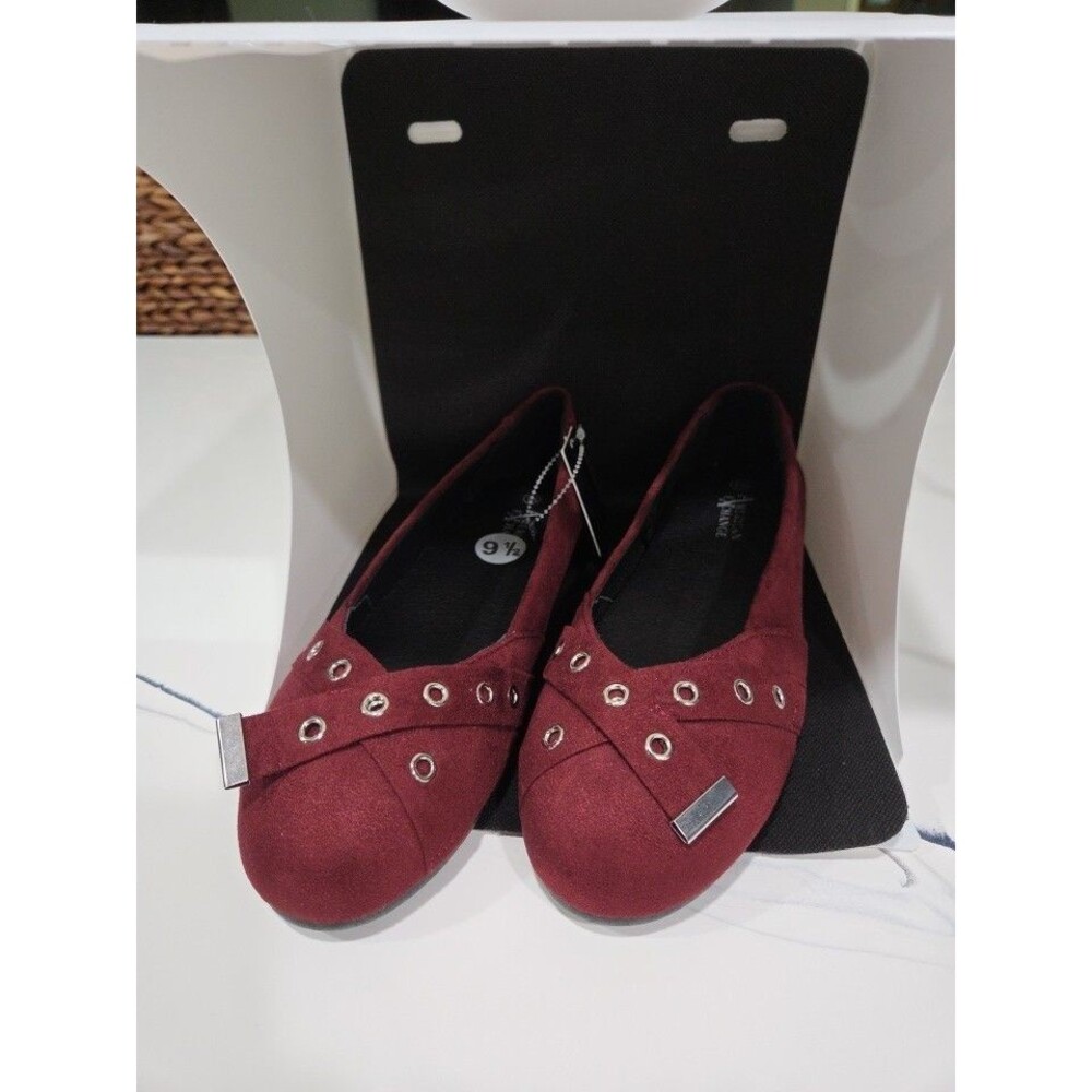 American Exchange Women's Burgundy Faux Suede Flats Eyelet Accents SZ 9.5 SHOE 2
